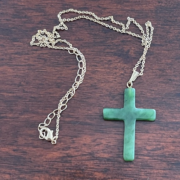 High quality hand carved nephrite jade cross gold tone pendant & chain - Picture 3 of 12